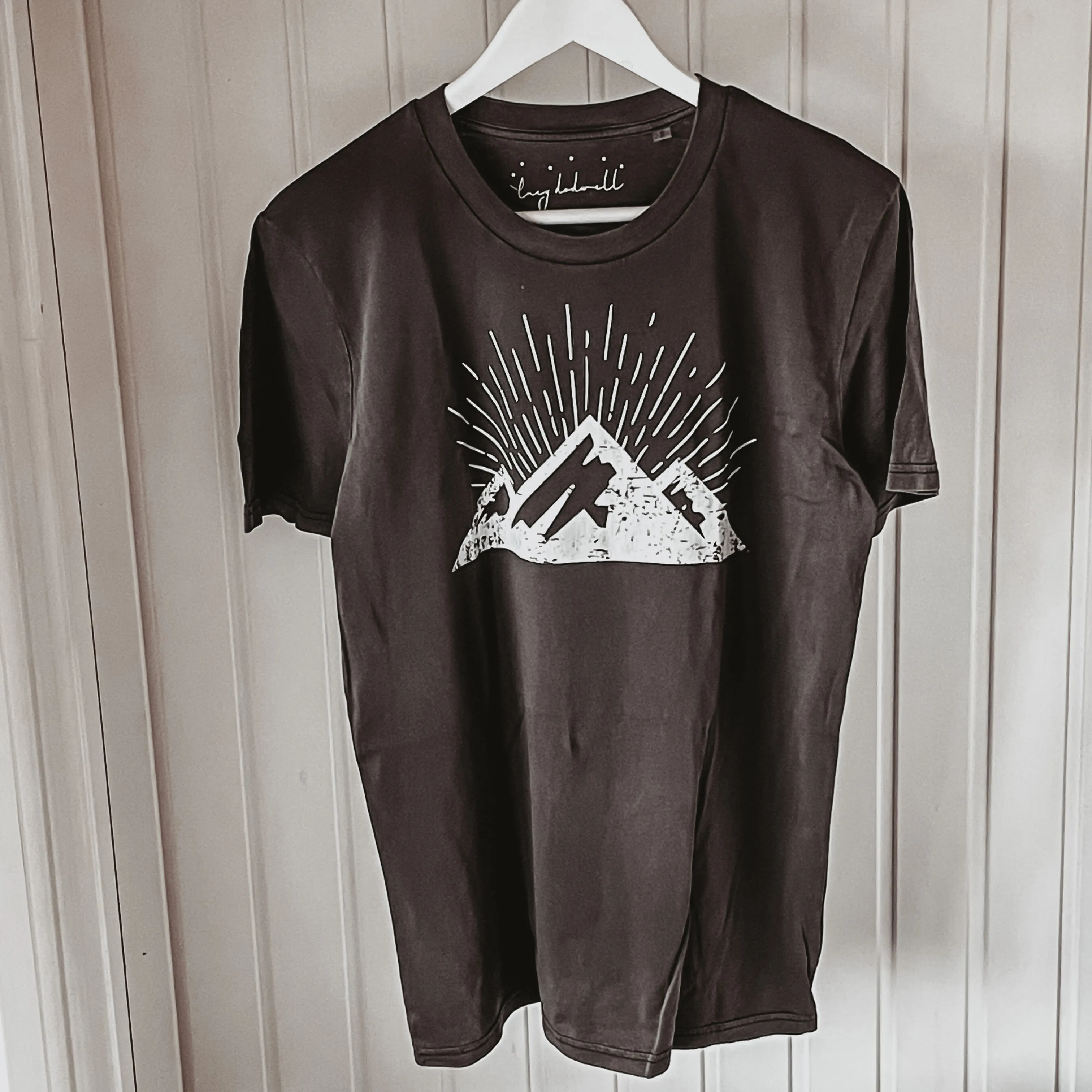 Mountains vintage black boyfriend tee