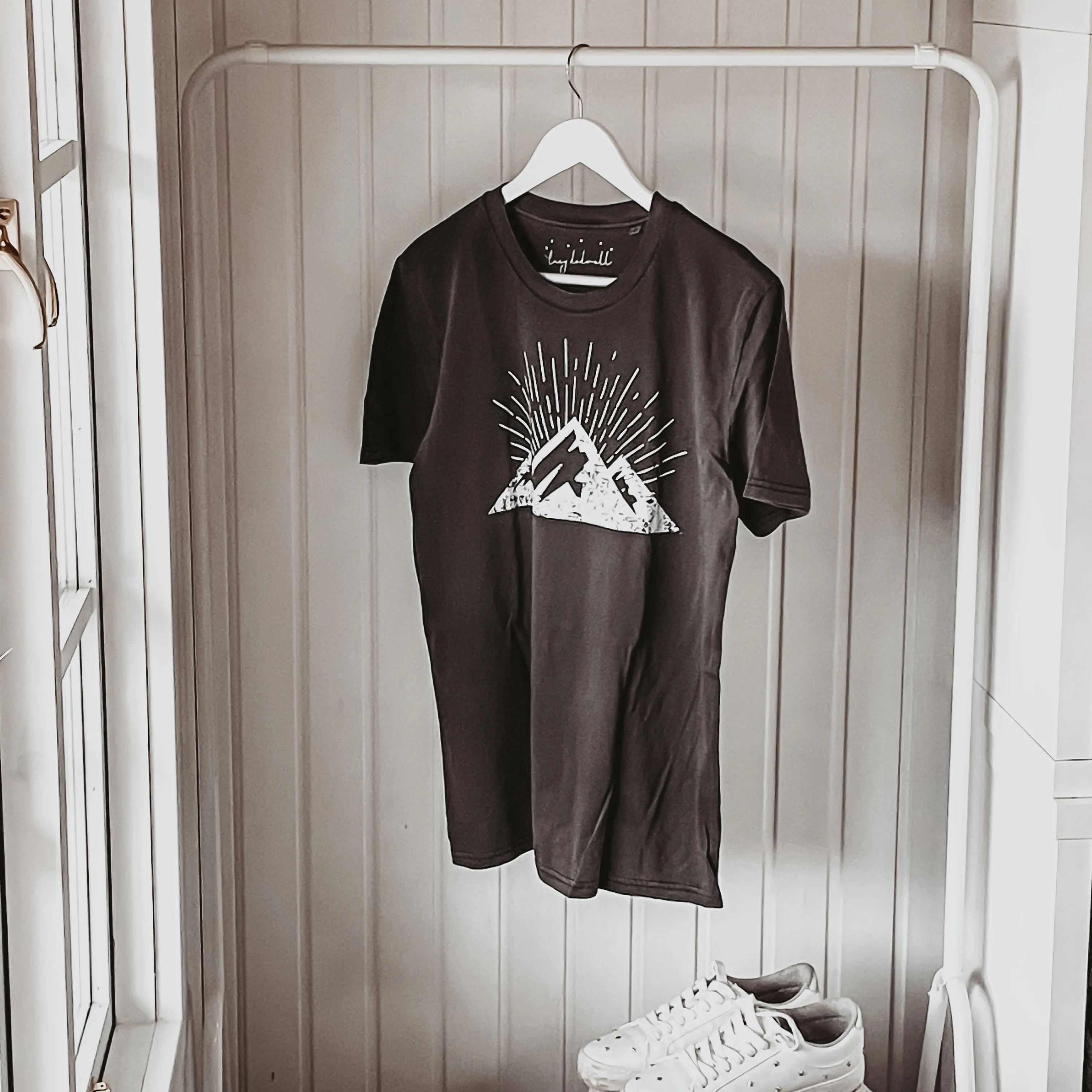 Mountains vintage black boyfriend tee