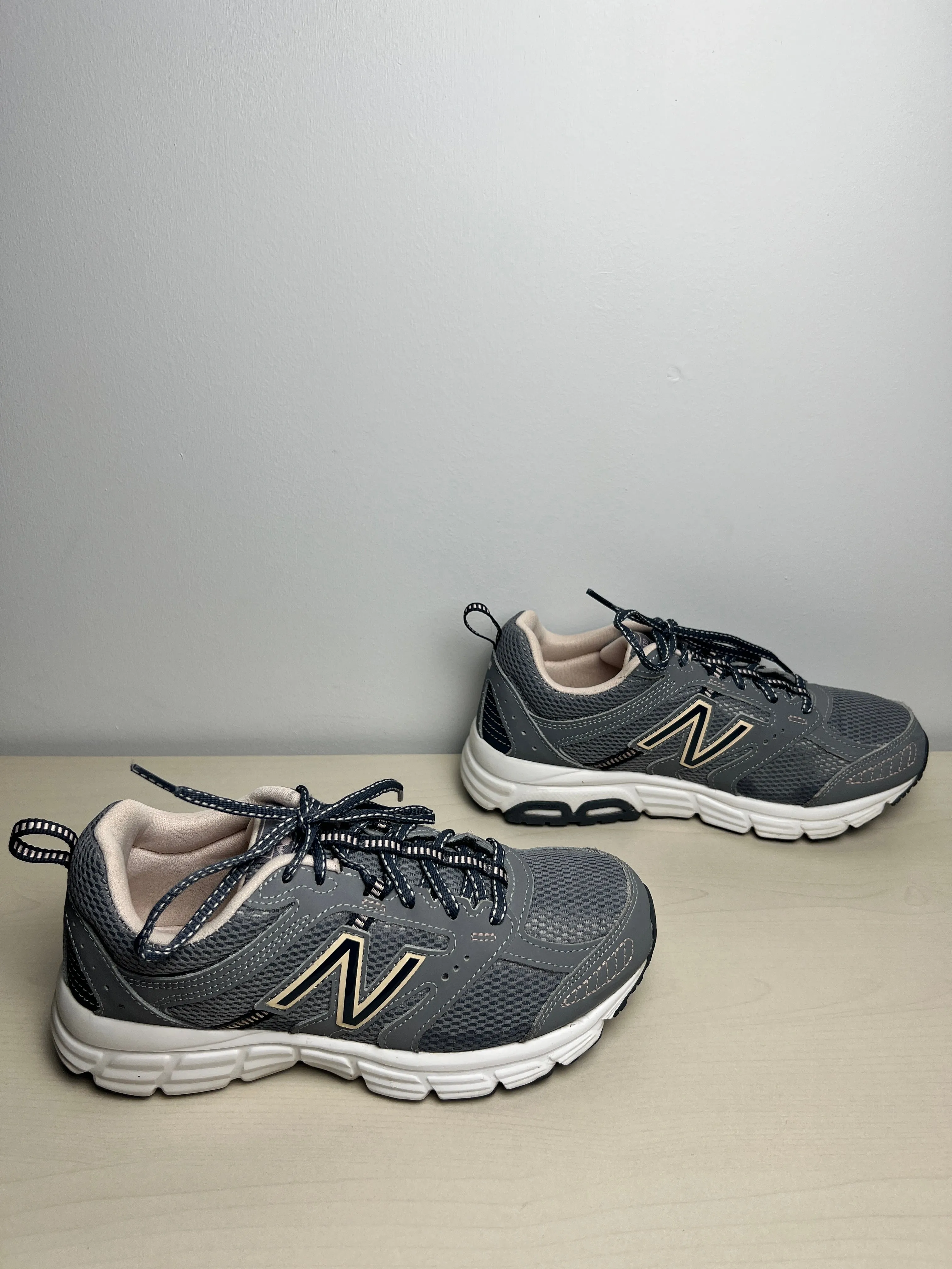 Shoes Athletic By New Balance In Grey & Pink, Size: 7.5