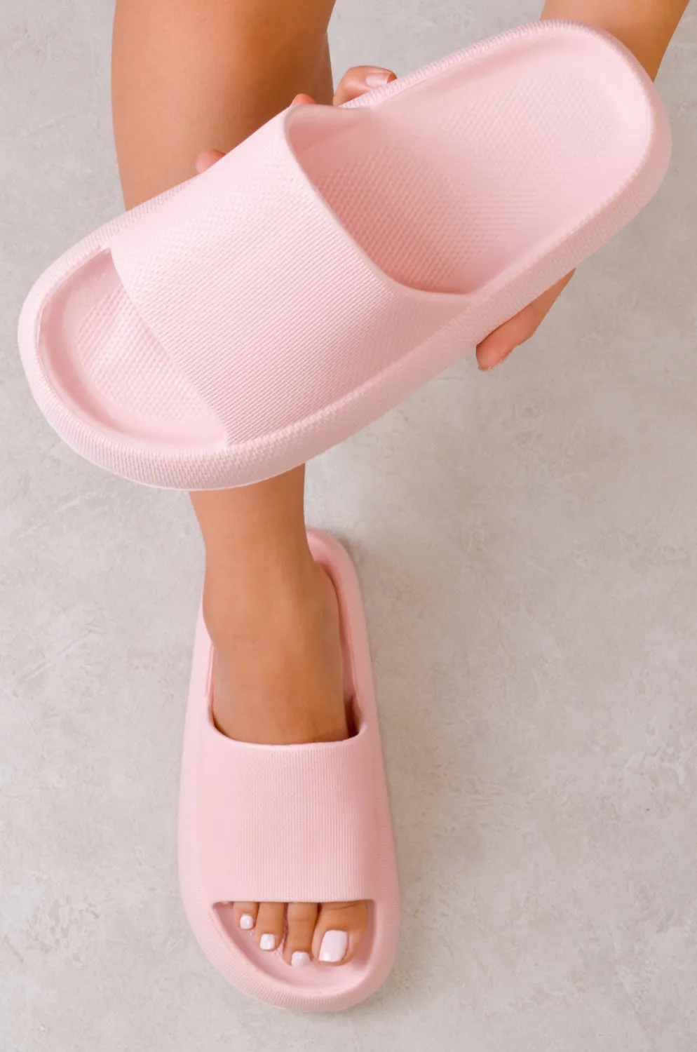 TEXTURED RUBBER SLIDERS IN BLUSH PINK